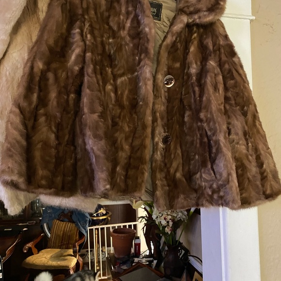 Fur jacket brown fully lined great condition monogrammed “DD” size 6-8 - Picture 2 of 3